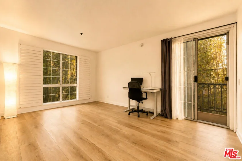 585 N Rossmore Avenue #209 photo 3