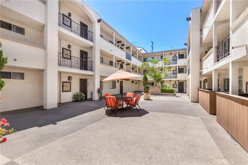 12801 Moorpark Street #303 photo 19