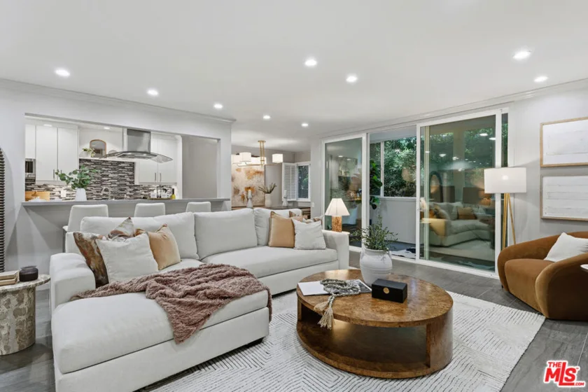 1015 N Kings Road #110 photo 1