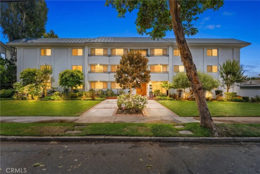 972 E California #207 photo 1
