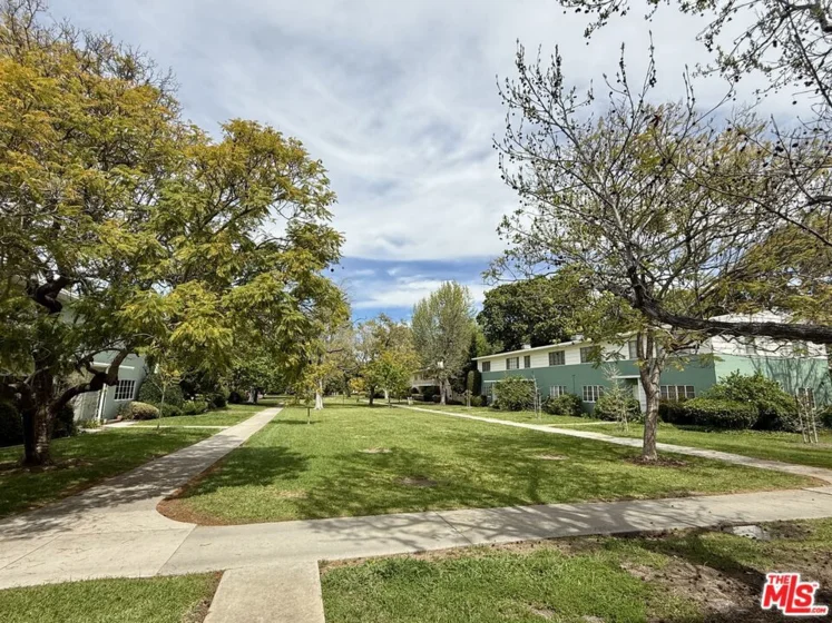5464 Village Green photo 35
