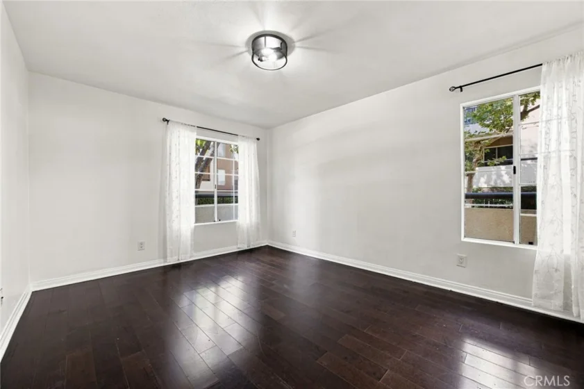 21400 Burbank #106 photo 8