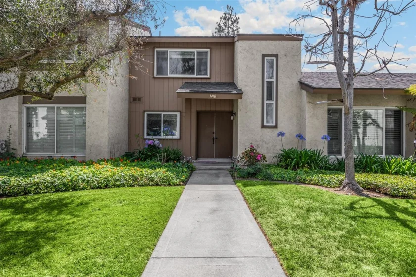 1410 Yorkshire Lane photo 1