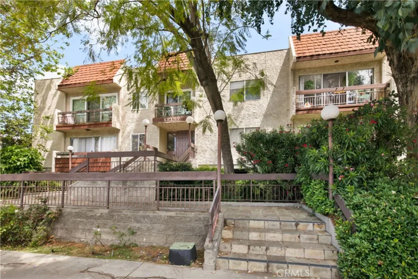 12157 Moorpark Street #207 photo 1