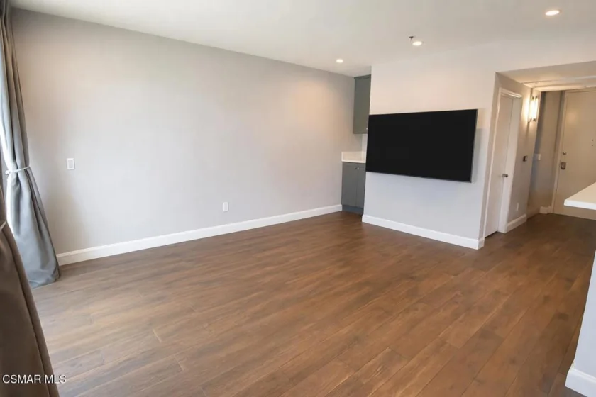5350 White Oak Avenue #105 photo 2