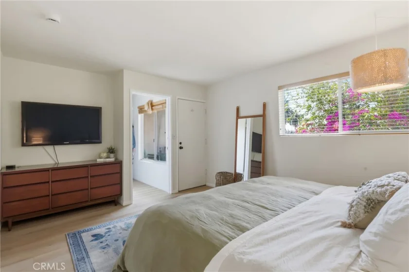 2147 N Beachwood #4 photo 6