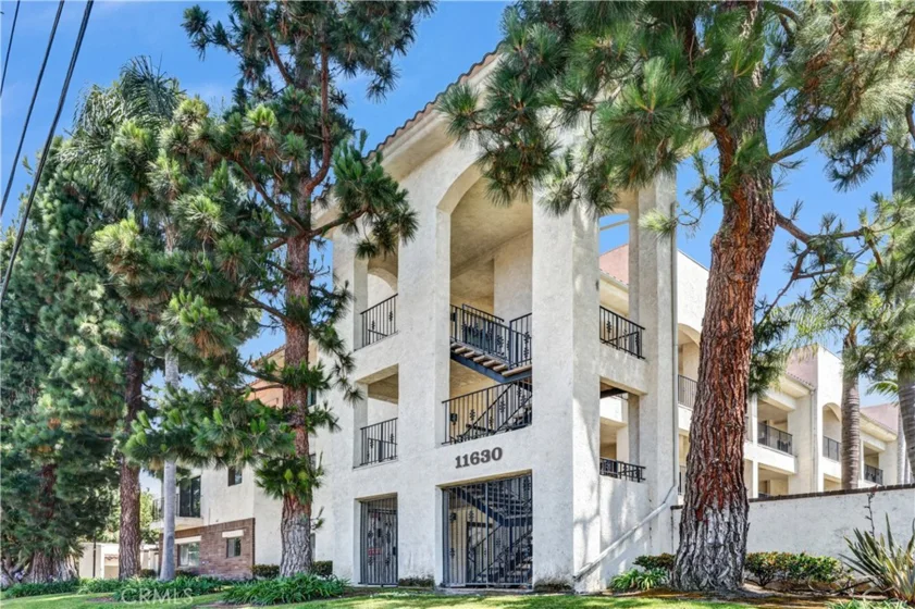 11630 Warner #504 photo 1