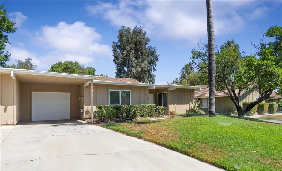 28534 Via Las Flores photo 1