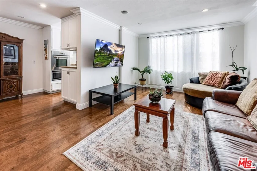 5429 Newcastle Avenue #313 photo 2