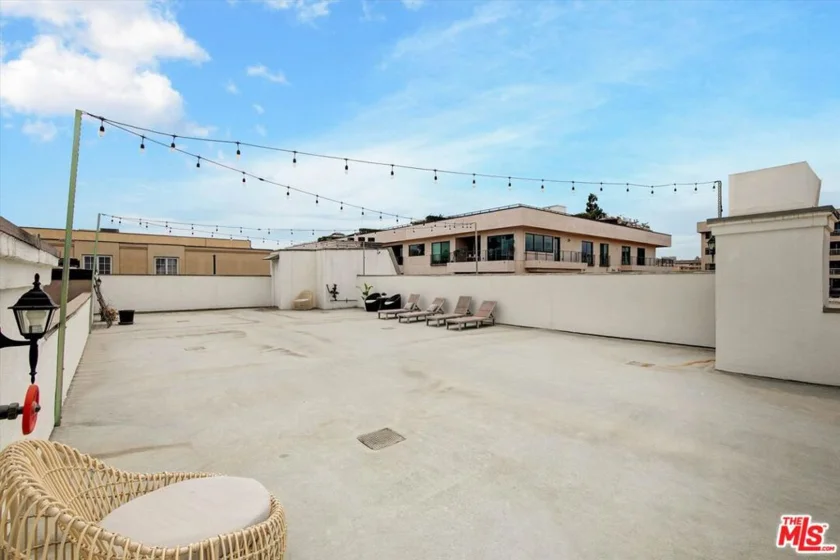 439 N Doheny Drive #204 photo 30