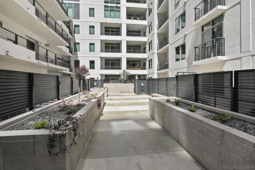 425 W Beech #327 photo 36