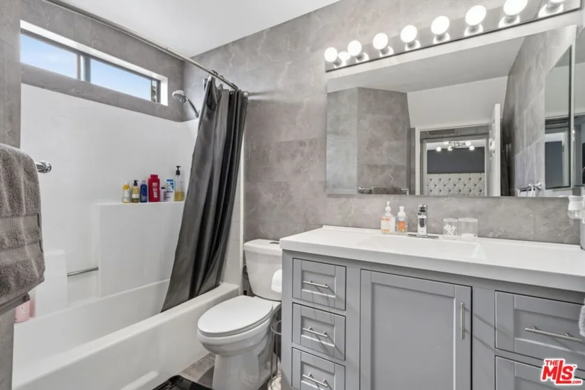 15946 Vanowen Street #209 photo 3