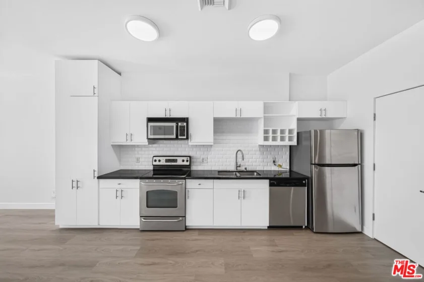 3810 Wilshire Boulevard #1108 photo 49