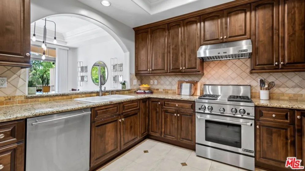 11582 Moorpark Street #104 photo 5