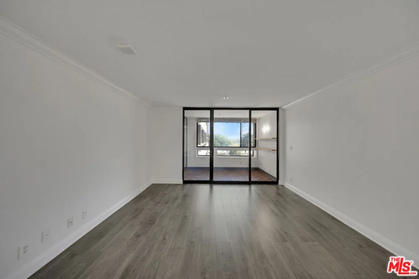 121 S Hope Street #429 photo 44