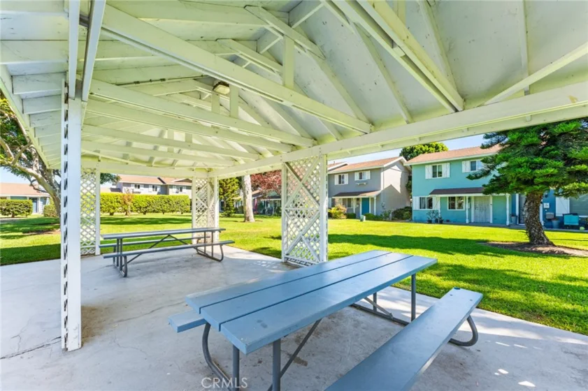 10203 Holburn photo 4