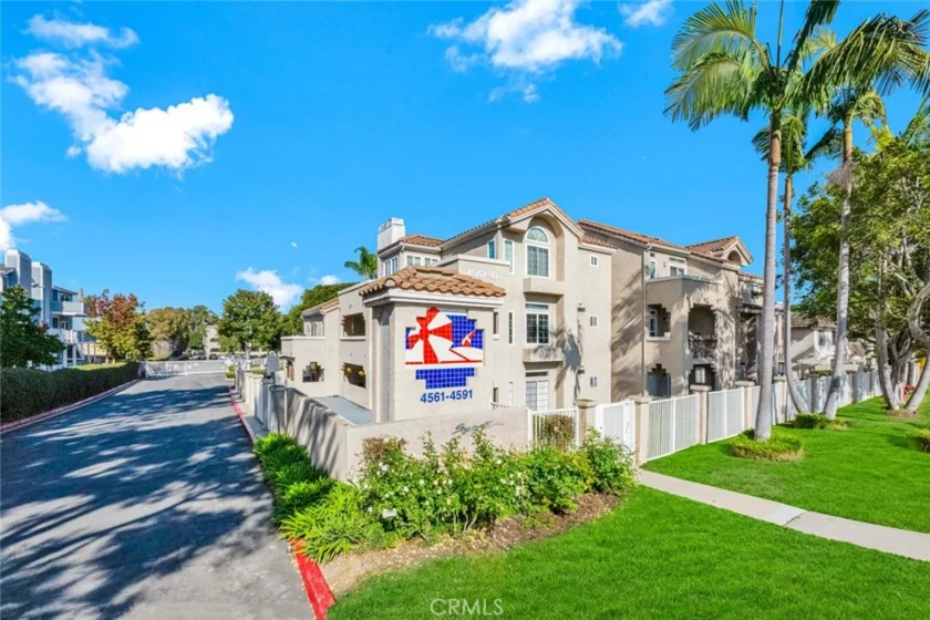 4561 Warner #201 photo 1