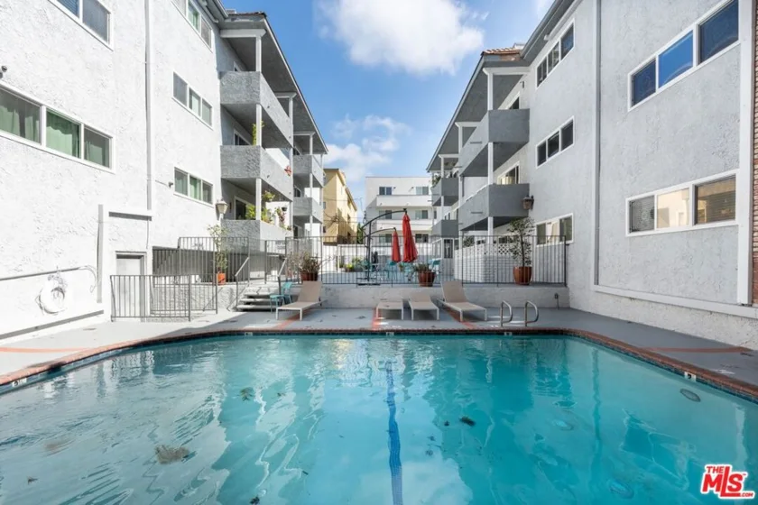 1262 S Barrington Avenue #204 photo 22