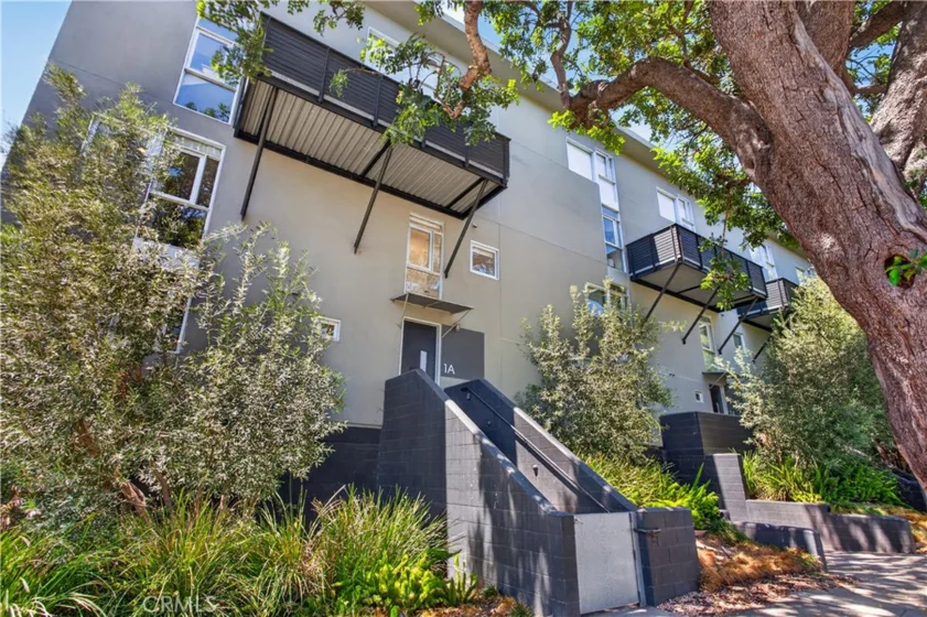 1037 N Laurel Avenue #1 photo 29