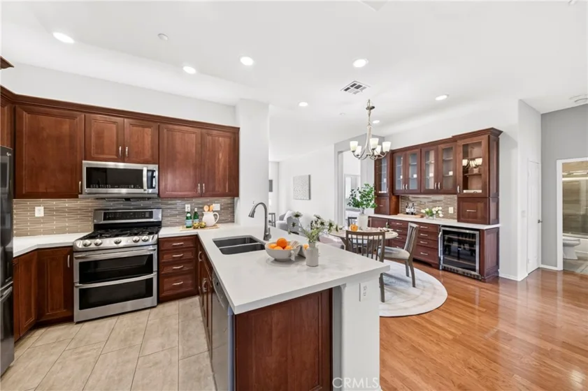 2256 Clark photo 22