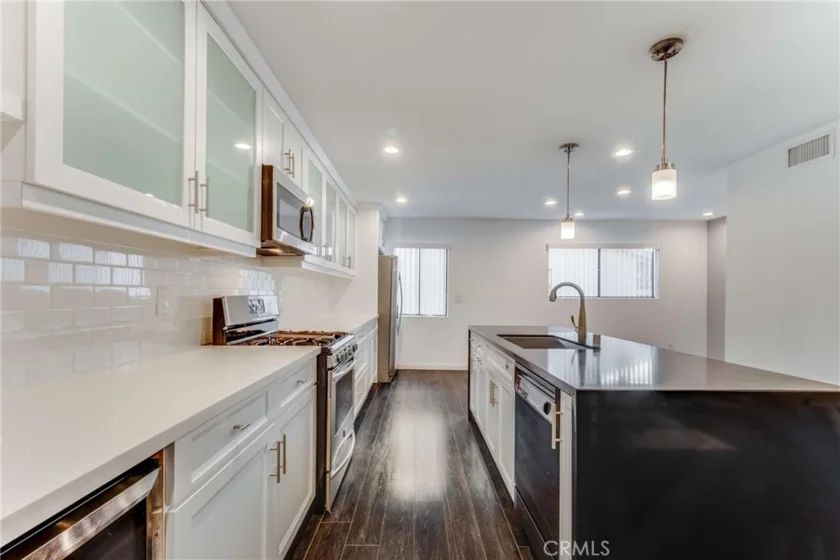 15133 Magnolia Boulevard #D photo 6