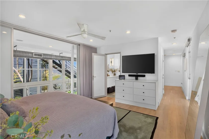 1037 N Laurel Avenue #1 photo 20