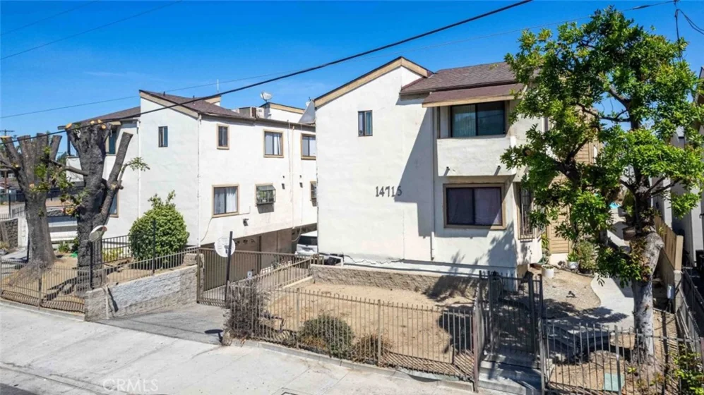 14715 Saticoy Street #13 photo 1