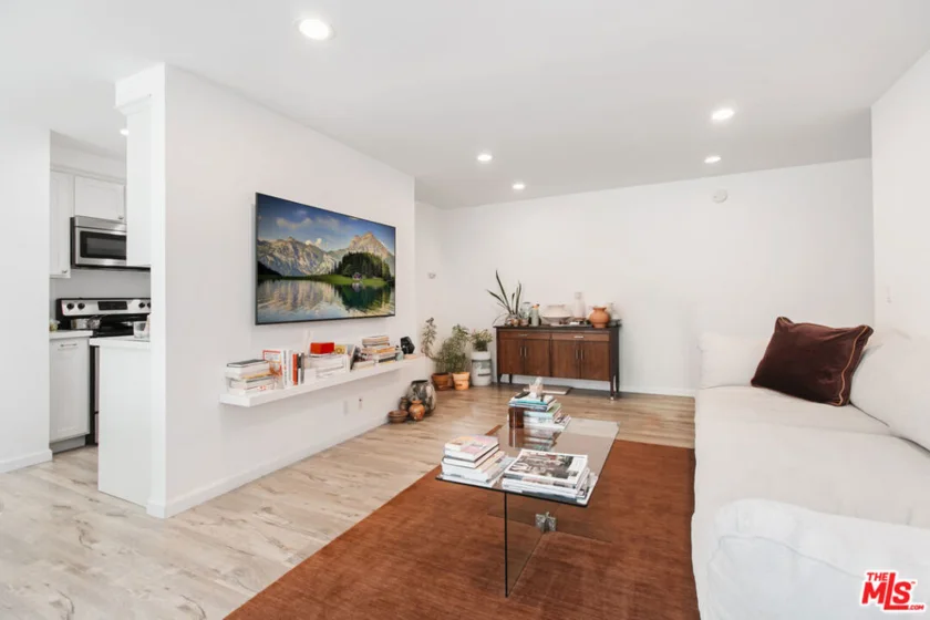 525 N Sycamore Avenue #301 photo 1