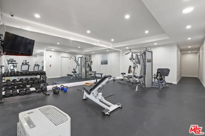 2700 Cahuenga Boulevard #2216 photo 33