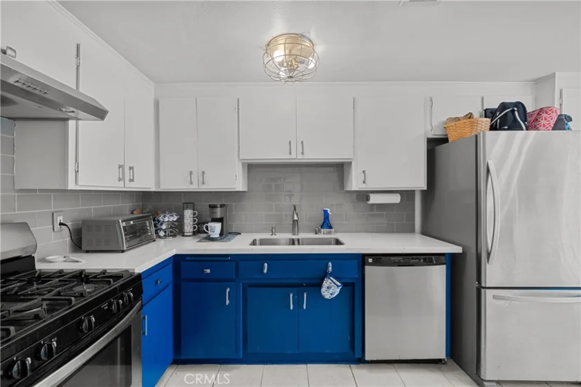 16745 Vanowen photo 11
