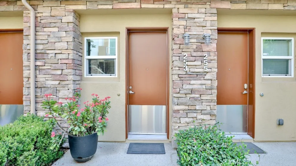 253 E Jeanette Lane photo 1