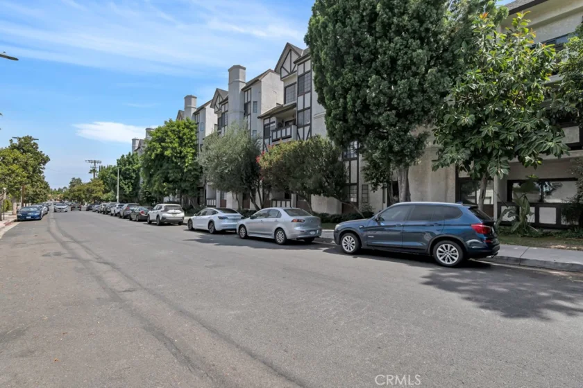 17914 Magnolia Boulevard #121 photo 38