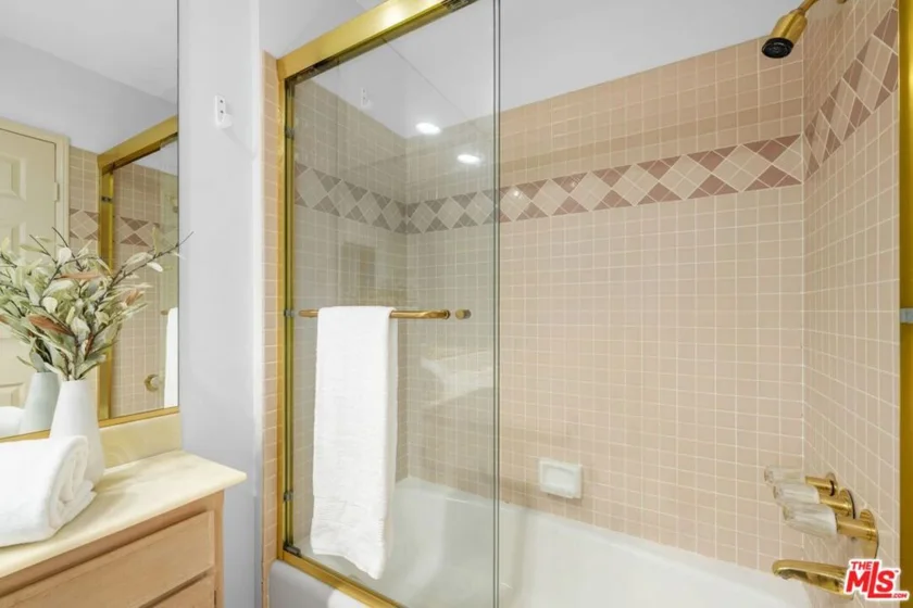 1932 Pelham Avenue #202 photo 14