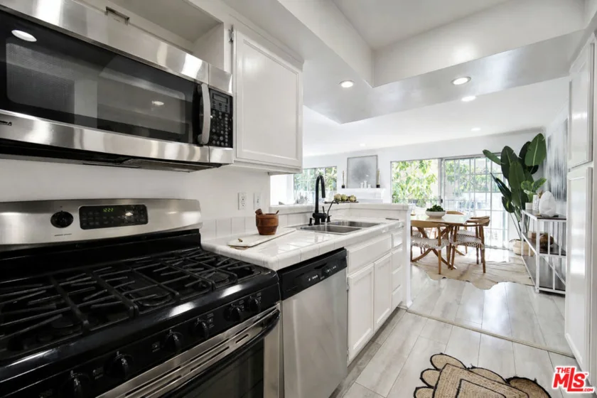 4249 Longridge Avenue #209 photo 29