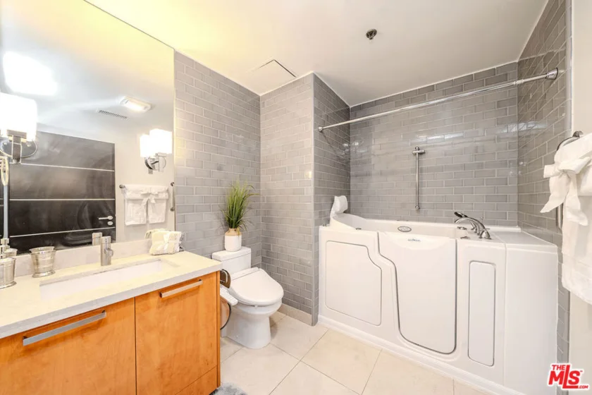 702 S Serrano Avenue #605 photo 29