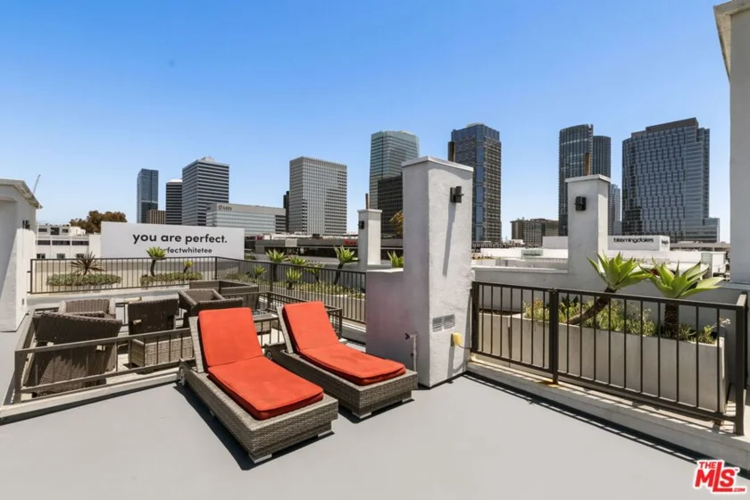 10269 Santa Monica Boulevard photo 19
