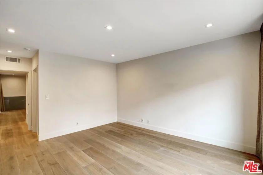 439 N Doheny Drive #204 photo 23