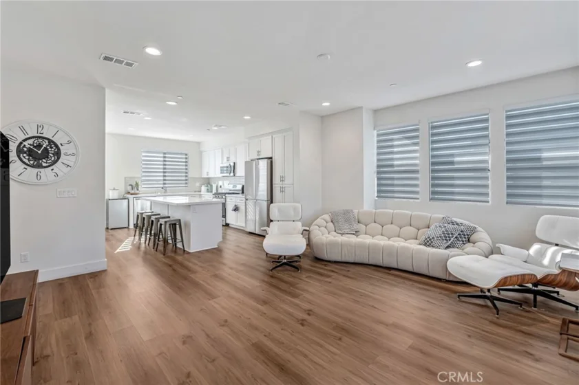 149 E Knox photo 8