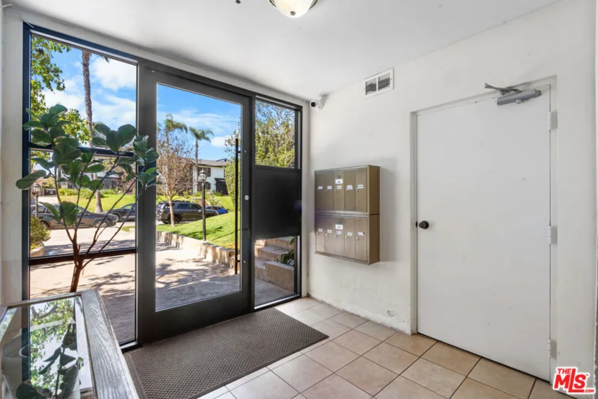 822 S Windsor Boulevard #102 photo 30