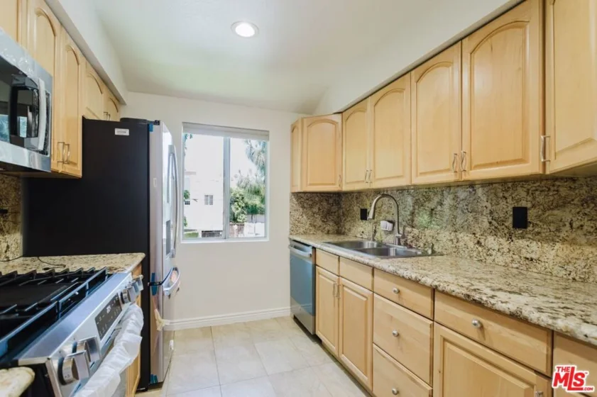 14980 Victory Boulevard #201 photo 10