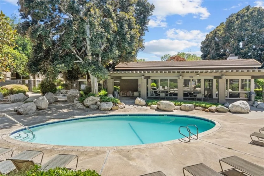 208 Springview photo 24