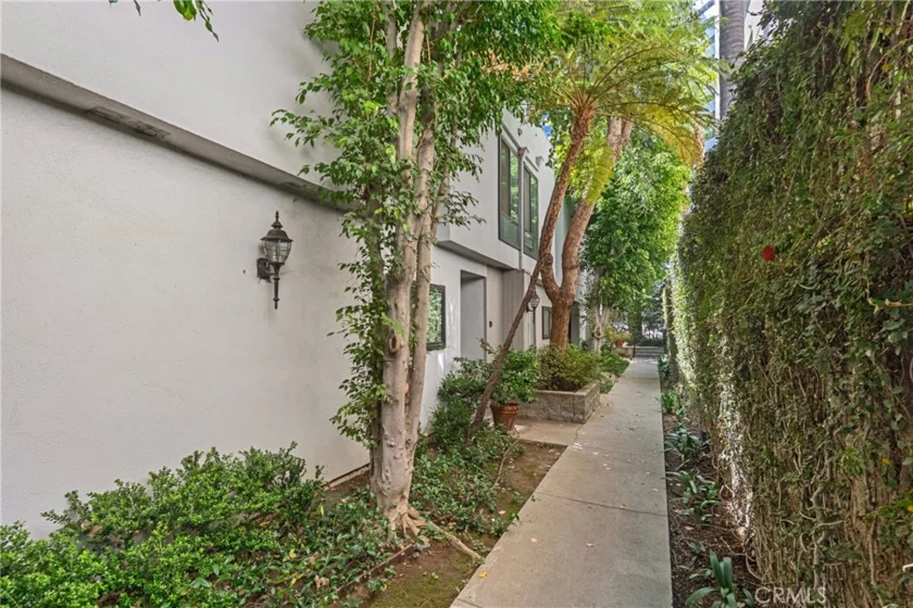 10933 Wellworth Avenue #10 photo 2