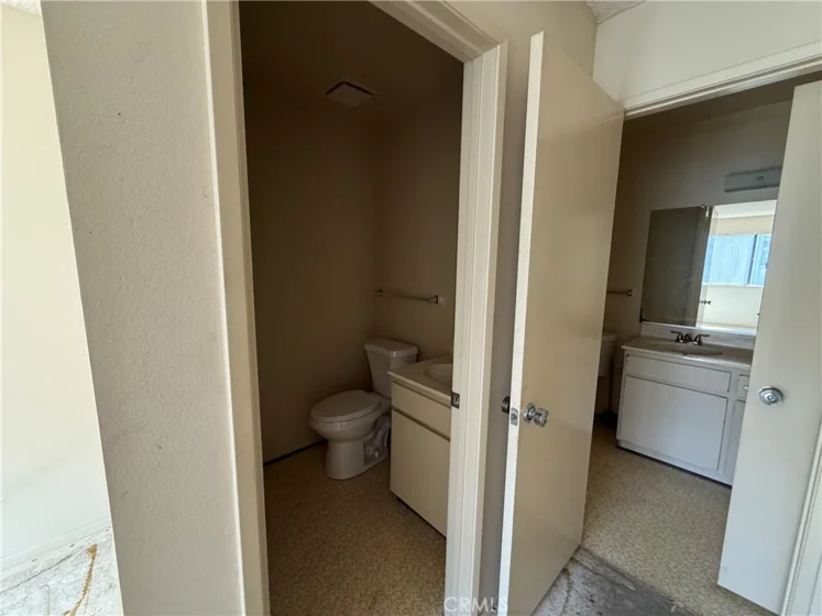 586 N Orange Grove photo 27