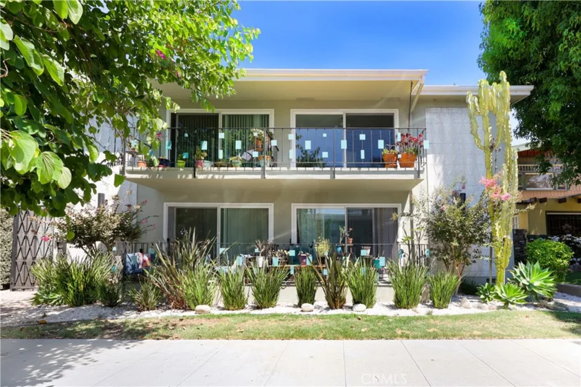 1405 E 1st #10 photo 2