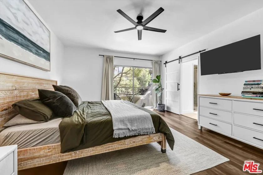 1221 N Kings Road #101 photo 16
