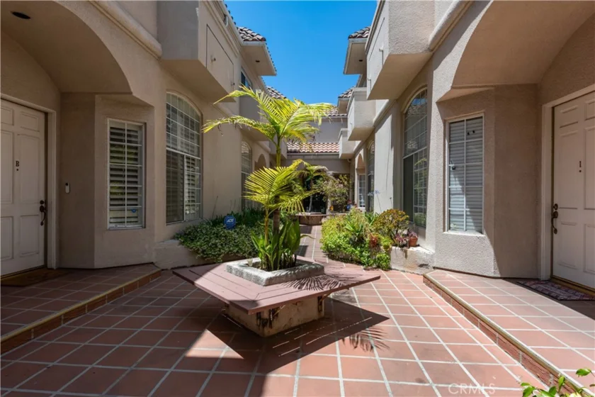 813 N Martel Avenue #2 photo 17