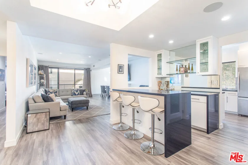 1120 Granville Avenue #201 photo 1