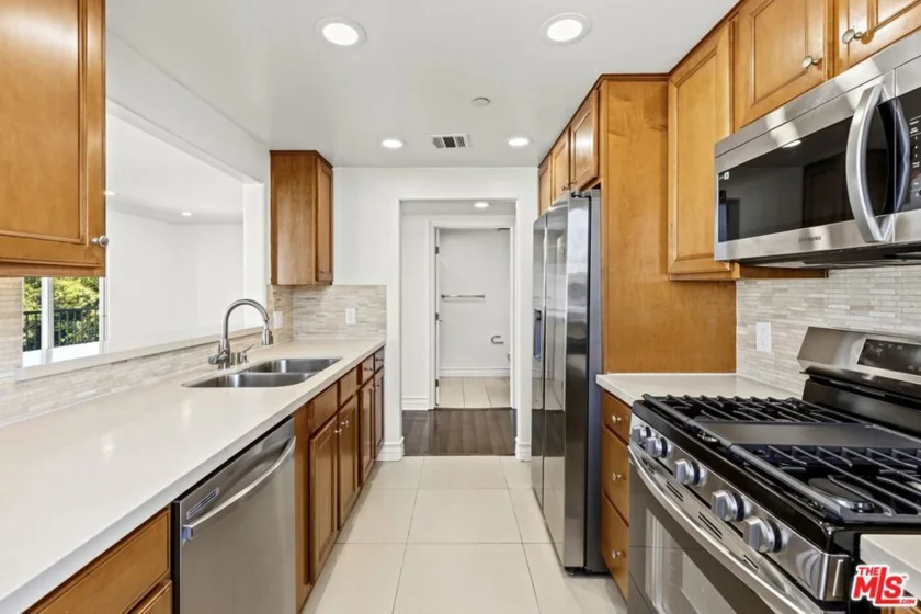 936 N Hudson Avenue #302 photo 12