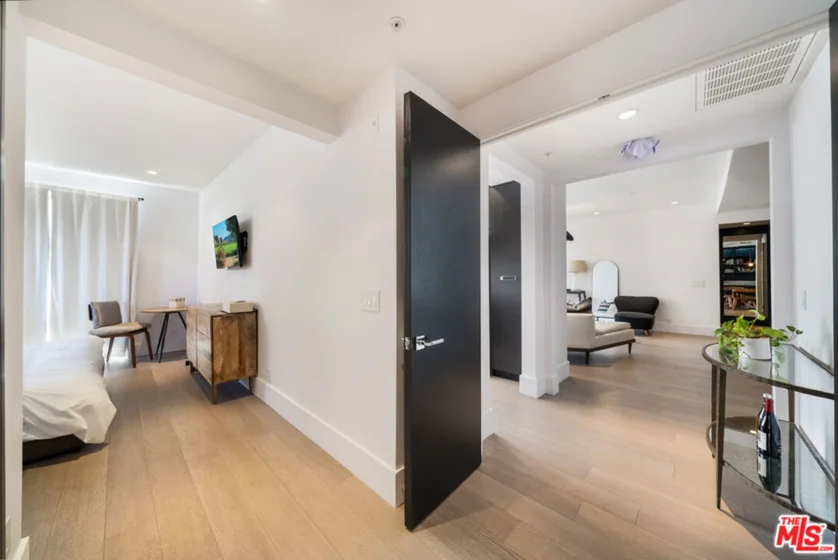 960 N Doheny Drive #301 photo 22