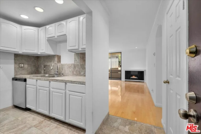 740 N Kings Road #114 photo 4
